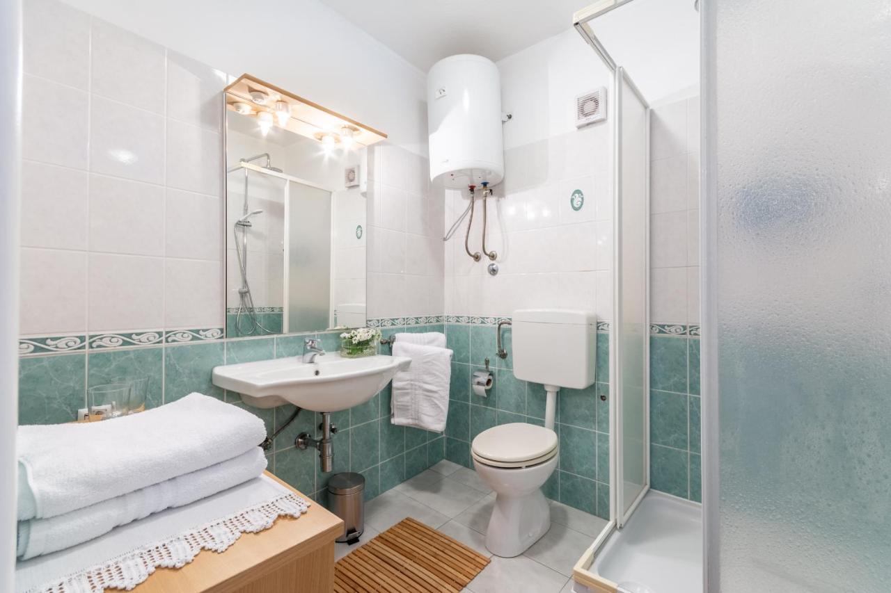 Apartment Lota With Heated Pool On Top Location Supetar Dış mekan fotoğraf