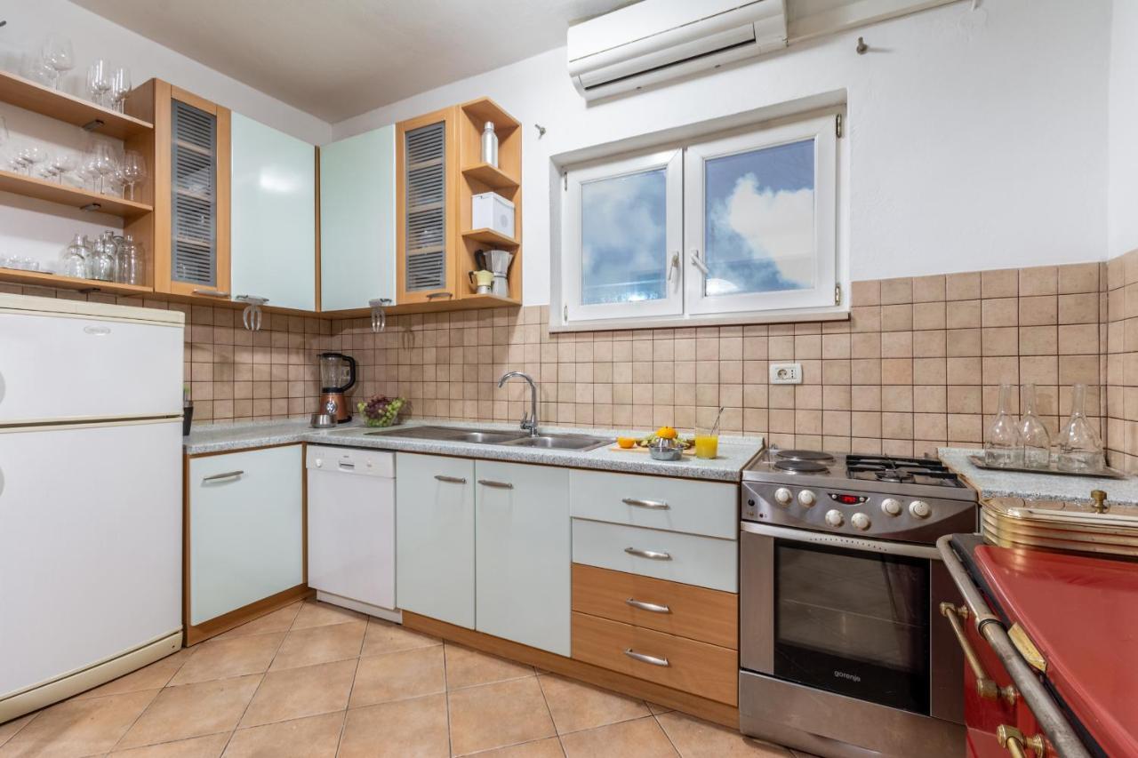 Apartment Lota With Heated Pool On Top Location Supetar Dış mekan fotoğraf